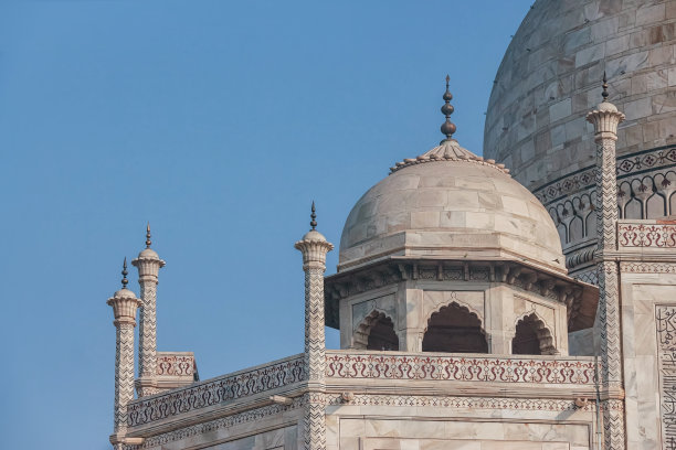 泰姬陵陵墓的主要和较小的大理石圆顶和装饰尖顶。特写照片。印度北方邦的阿格拉图片下载