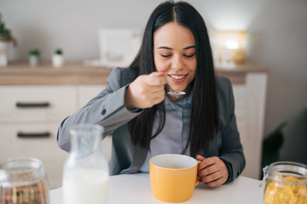 可爱的微笑女人在清晨吃早餐图片下载