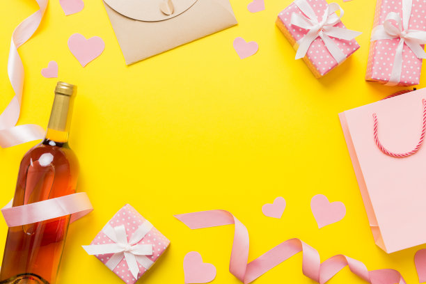 情人节装饰购物的俯视图照片，包，酒，瓶子，信封，礼物，盒子，糖果和红色的心在彩色背景与空白的空间。帧的背景图片下载