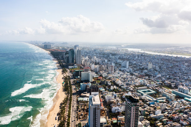 越南岘港美丽的海滩。航拍无人机照片图片下载