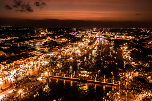 夜晚的会安古城。航拍无人机照片图片下载