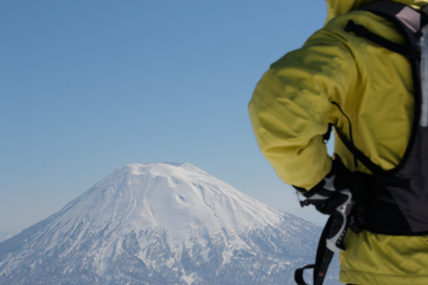 男性滑雪者的后视图，看雪山的景色图片下载