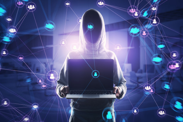 黑客在连帽衫持有笔记本电脑与连接的数字人团队图标在黑暗模糊的紫色办公室内部背景。数字网络、在线社区和社交媒体概念。图片下载