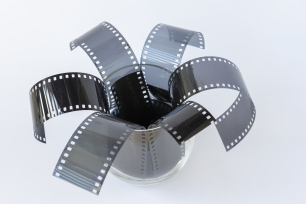 不同的作品和其余的35毫米摄影胶片，模拟或化学摄影，在一个白色的背景。35mm红色负片照片胶片条纹帧粗砂扫描片。图片下载