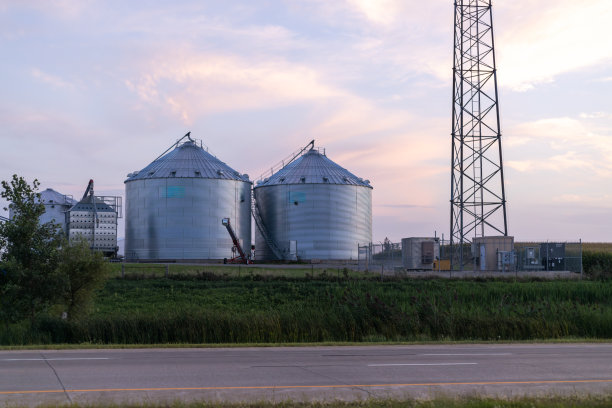 黄昏农业景观中的粮食筒仓和升降机图片下载