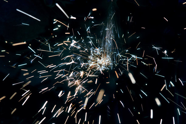 黑色背景下的金属火花图片下载