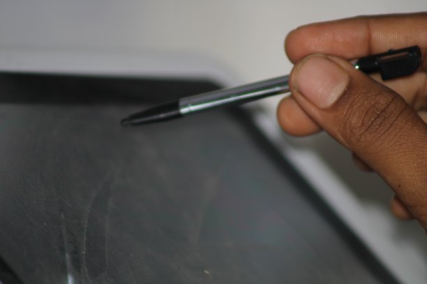 一只手拿着触控笔。有选择性的重点。印度图片下载