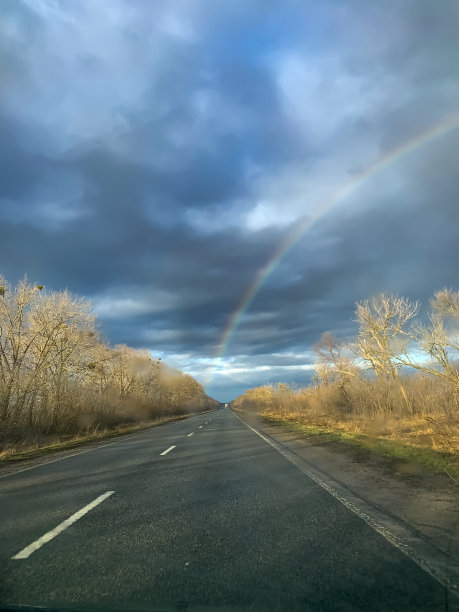 美丽的彩虹在秋天的公路上图片下载