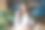 一名年轻女子在咖啡馆使用数码平板电脑的照片图片下载