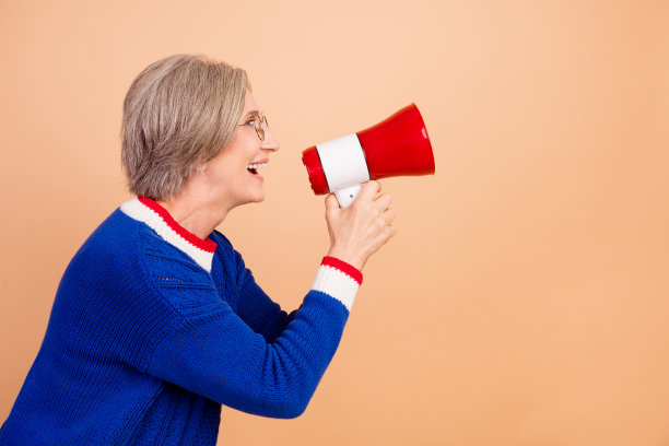 兴奋迷人的高级妇女的侧面照片宣布黑色星期五销售看起来空白空间孤立在米色背景图片下载