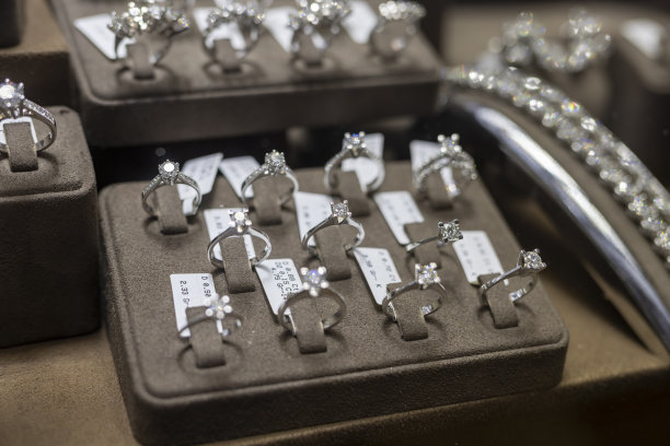 珠宝钻戒展示在奢侈品零售店的橱窗展示图片下载
