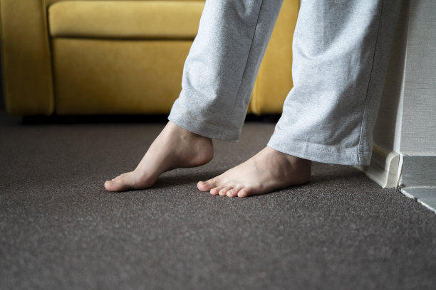 一张特写照片显示，他光着脚站在铺着地毯的地板上，很可能是来自住宅供暖系统的温暖。图片下载