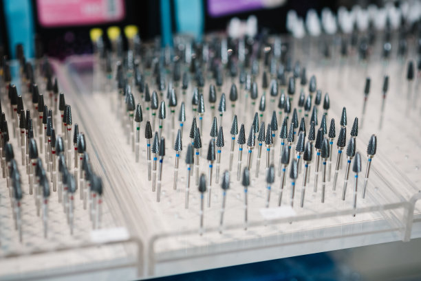 铣刀组。修指甲工具。店里修指甲机用的剪刀。修指甲用的指甲钻头。配件旋转电动指甲锉。各种专业的修脚工具。图片下载