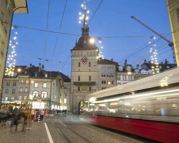 黄昏时分，城市街道和有轨电车灯火通明图片下载
