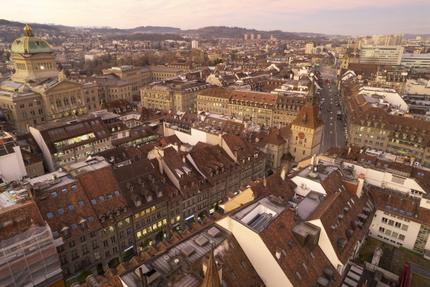 黄昏时分，城市天际线和教堂尖顶的鸟瞰图图片下载