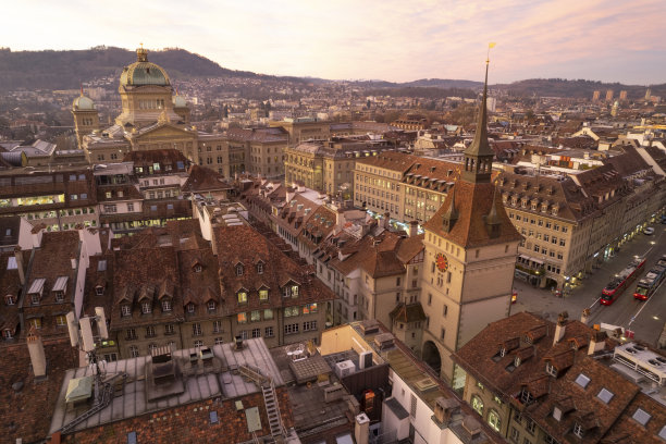 黄昏时分，城市天际线和教堂尖顶的鸟瞰图图片下载