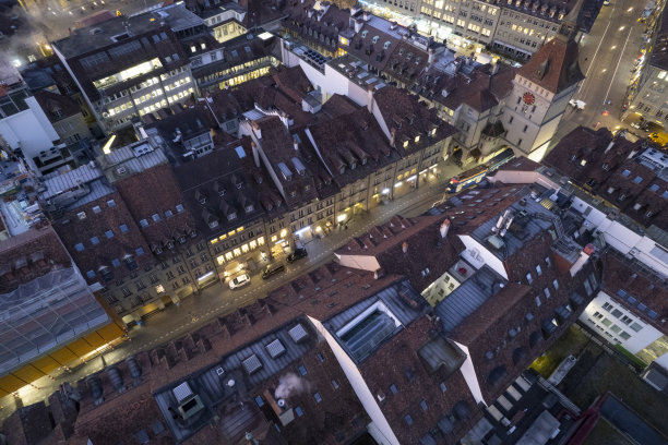 黄昏时分，城市天际线和教堂尖顶的鸟瞰图图片下载