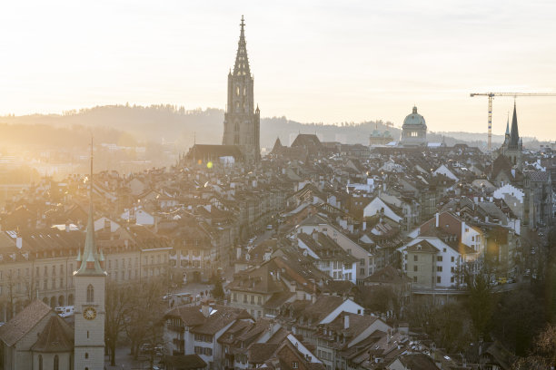 黄昏时分，城市天际线和教堂尖顶的鸟瞰图图片下载