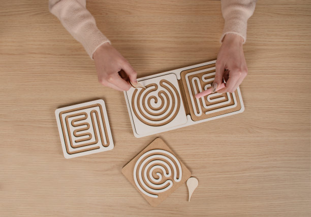 蒙特梭利木制游戏为儿童的发展。大脑半球间发育委员会。图片下载