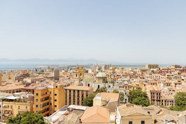 这张照片拍摄于意大利卡利亚里市，鸟瞰整个城市的景观和建筑图片下载