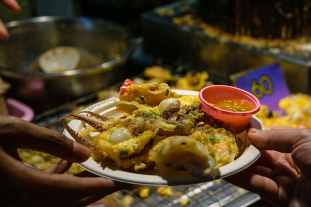 泰国传统食品市场和集市上的海鲜小煎蛋图片下载