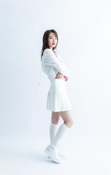 穿着白色百褶裙和白色夹克的年轻亚洲女子图片下载