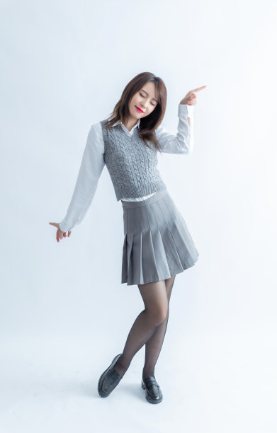 年轻的女人。全身被隔离在白色背景上的亚洲女商人。图片下载