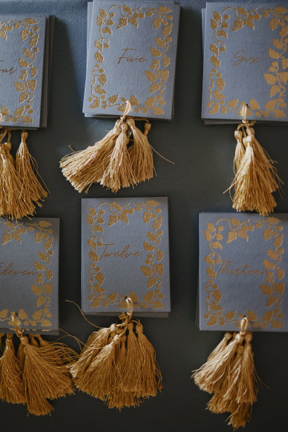 波希米亚风格的婚礼餐桌，装饰着一个蓝色覆盖的青铜花瓶和石榴雕像。库存图片图片下载