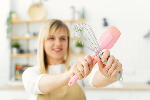 女孩糖果师在糖果工具的手中修剪图片下载