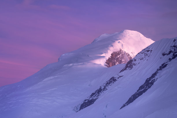 在日落黄金时间，从海拔5700米的梅拉峰高营地拍摄的喜马拉雅高峰的美丽照片。自然之美、攀岩、登山等极限运动概念形象。图片下载
