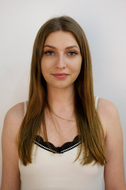 美丽的白人女性的头部照片，长头发，微笑，看起来很自信图片下载