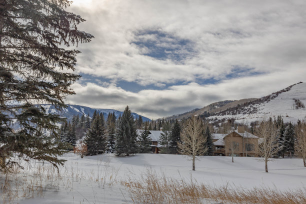 多雪的冬天，多姿多彩的科罗拉多风景。萨米特县，韦尔，弗里斯科，比弗克里克，埃文，爱德华兹，白杨树和许多滑雪!图片下载