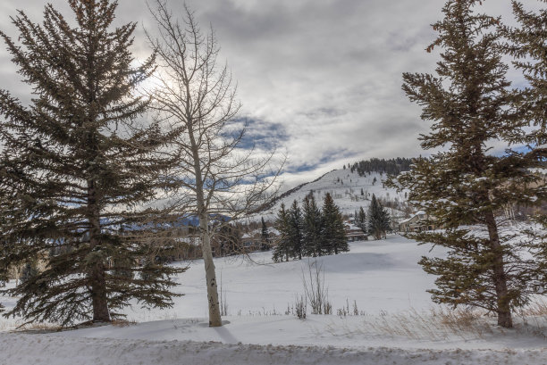 多雪的冬天，多姿多彩的科罗拉多风景。萨米特县，韦尔，弗里斯科，比弗克里克，埃文，爱德华兹，白杨树和许多滑雪!图片下载