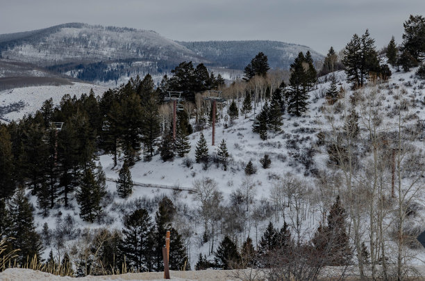 多雪的冬天，多姿多彩的科罗拉多风景。萨米特县，韦尔，弗里斯科，比弗克里克，埃文，爱德华兹，白杨树和许多滑雪!图片下载
