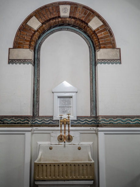 壁龛里有古老的铜水龙头和陶瓷面盆图片下载