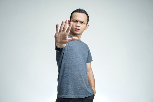亚洲男子在孤立的背景下做停止手势图片下载
