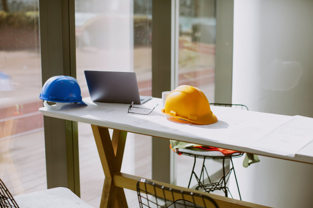 创新的工作空间:建筑和工程办公桌面背景，以建设项目的想法和绘图设备为特色图片下载