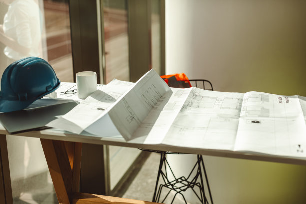 创新的工作空间:建筑和工程办公桌面背景，以建设项目的想法和绘图设备为特色图片下载