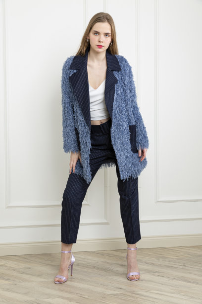 穿着蓝色毛绒绒开衫的金发女郎。图片下载