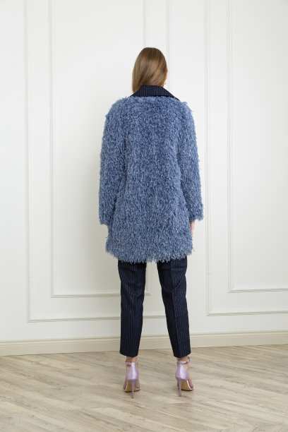 穿着蓝色毛绒绒开衫的金发女郎。图片下载