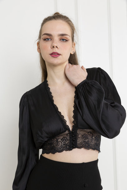 穿着衬衫和裙子的金发女郎。图片下载