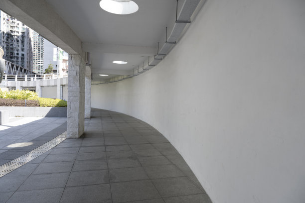 有圆形白墙的公共人行道图片下载