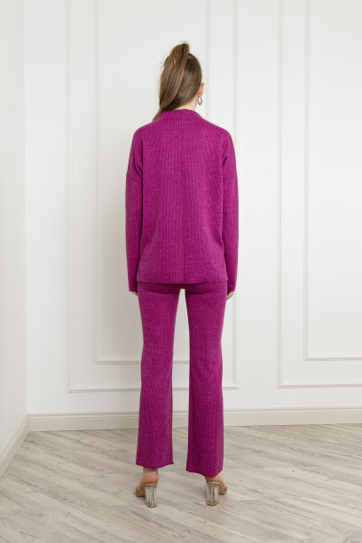 穿着樱桃色毛衣和运动裤的金发女郎。图片下载