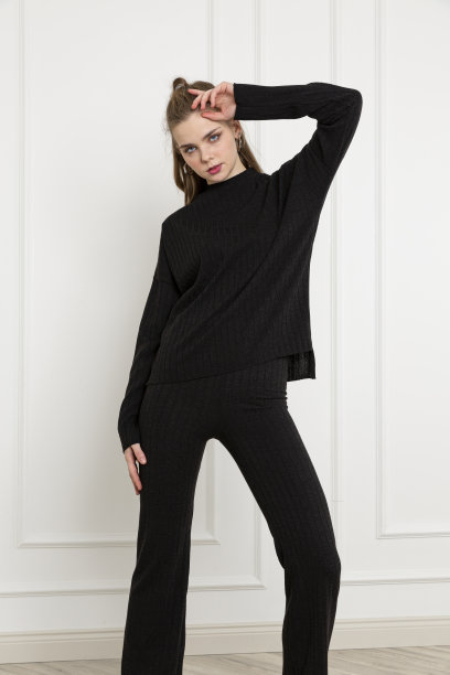 穿着黑色毛衣和运动裤的金发女郎。图片下载