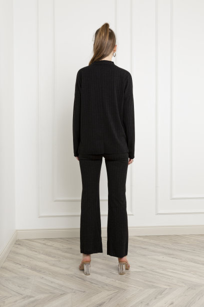 穿着黑色毛衣和运动裤的金发女郎。图片下载