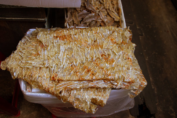 Samaki市场上一堆堆薄而透明的干鱼片图片下载