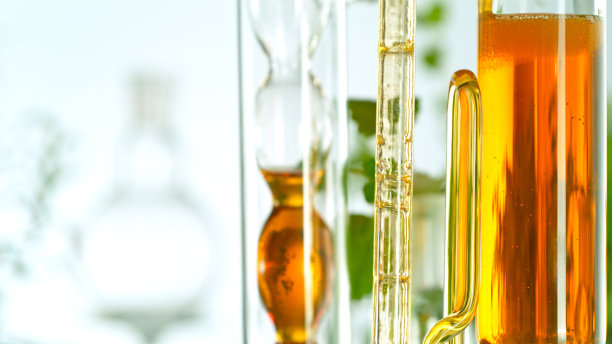 从天然物质、草药和鲜花中提取天然油脂。图片下载