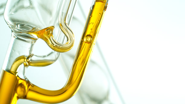 从天然物质、草药和鲜花中提取天然油脂。图片下载