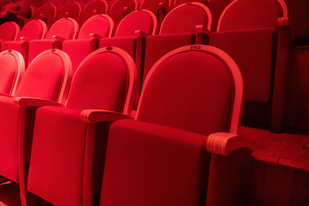 观众席:马戏团或剧院中一排排空的观众席图片下载