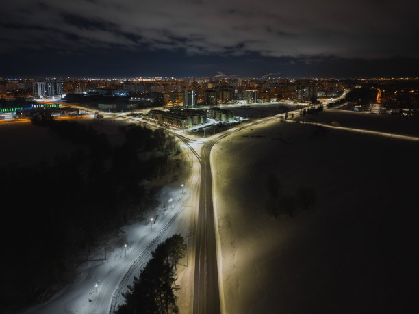 夜景，无人机照片。在通往Lasnamae地区的道路上，这座城市在黑暗中发光。图片下载